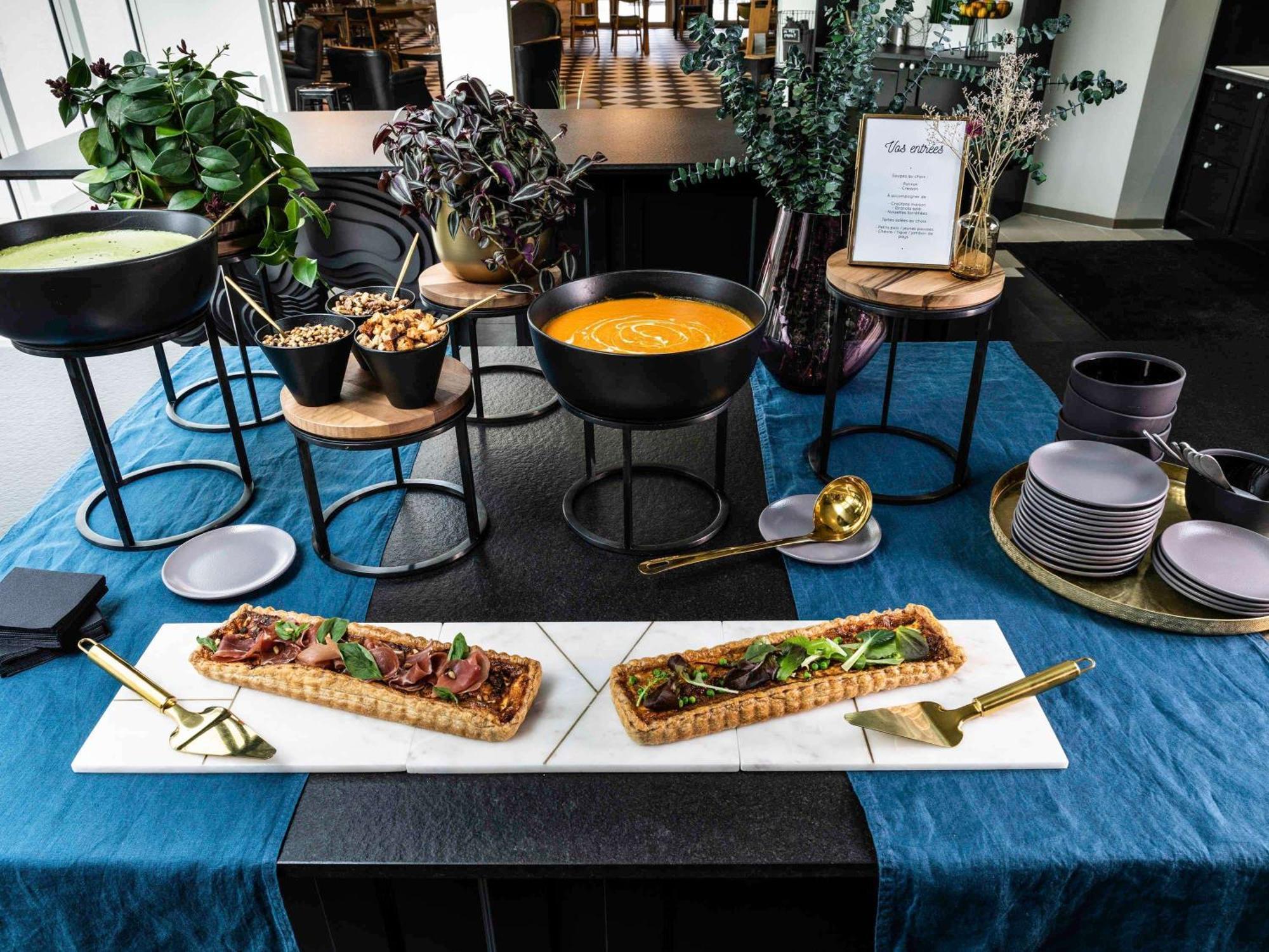 Novotel Chennai Chamiers Road Екстер'єр фото A buffet at a restaurant